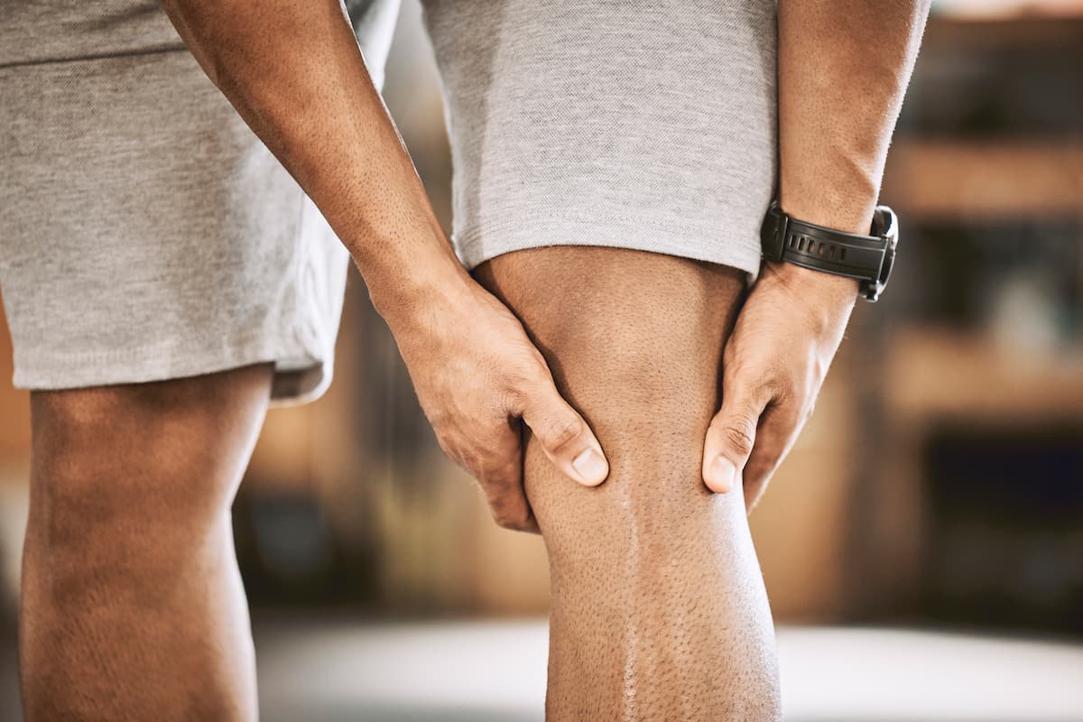 Paciente con dolor en la parte posterior de la rodilla